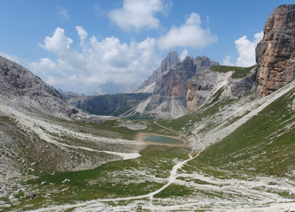 Włochy, Dolomity - dolina z jeziorkiem na szlaku w masywie Monte Paterno