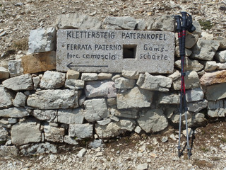 Włochy, Dolomity - tablice z nazwami ferrat na szlaku w masywie Monte Paterno © Iwona