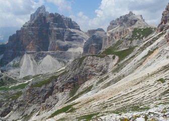 Włochy, Dolomity - widok na szlaku w masywie Monte Paterno © Iwona