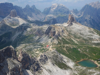 Włochy, Dolomity - widok na stronisko i jeziorko na szlaku w masywie Monte Paterno