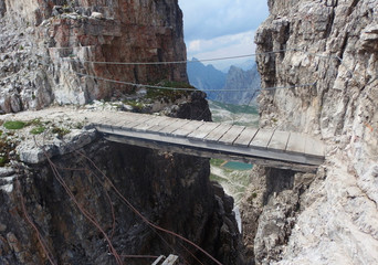 Włochy, Dolomity - mostek na szlaku w masywie Monte Paterno