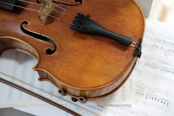 Fototapeta premium violin lying on the sheet music