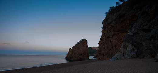 Fototapeta na wymiar playa con rocas y cielo