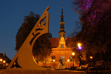 Polska, Gdańsk -  Ratusz Staromiejski i pomnik Heweliusza na Starym Mieście nocą