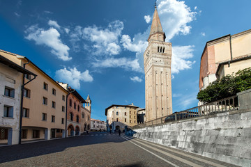 Pordenone centro storico, con il Duomo concattedrale San Marco e la loggia comunale - obrazy, fototapety, plakaty