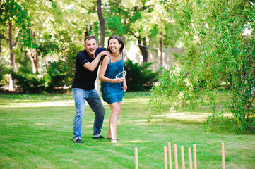 Naklejka premium Friends plaing outdoor games - ring toss.