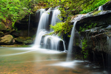 Fototapeta na wymiar Hunts Creek waterfall post big rains. Popular waterfall in the middle of the suburbs of Sydney.