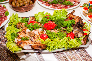 Grilled meat with lettuce and tomatoes