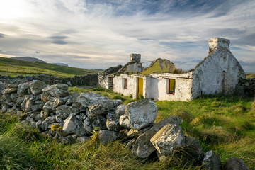 Ruins of an Irish Cottage - obrazy, fototapety, plakaty