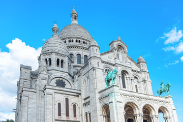 Fototapeta na wymiar Basilica of the Sacred Heart of Paris or Basilica Coeur Sacre on Montmartre in Paris
