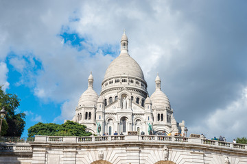 Fototapeta premium Basilica of the Sacred Heart of Paris or Basilica Coeur Sacre on Montmartre in Paris