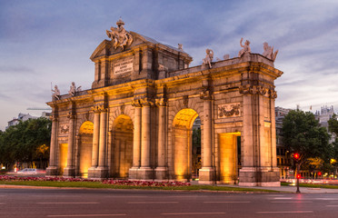 Obraz premium Madrid, puerta de Alcalá iluminada