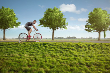 Fahrradfahrer auf einer grünen Landstraße