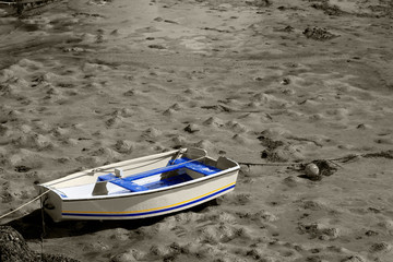 petit bateau &agrave; mar&eacute;e basse