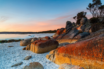 Cosy Corner, Bay of Fires, Tasmania, Australia. Stunning sunrise of the epic location on the north east coast of Tasmania. - obrazy, fototapety, plakaty