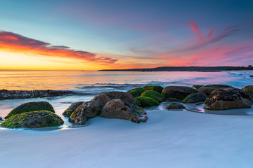 Cosy Corner, Bay of Fires, Tasmania, Australia. Stunning sunrise of the epic location on the north east coast of Tasmania. - obrazy, fototapety, plakaty