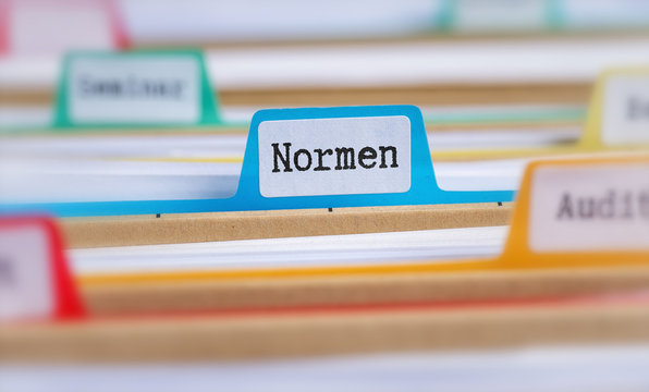 Akten mit der Beschriftung Normen