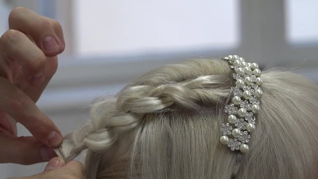 Coiffure de mariage avec diad&egrave;me en strass