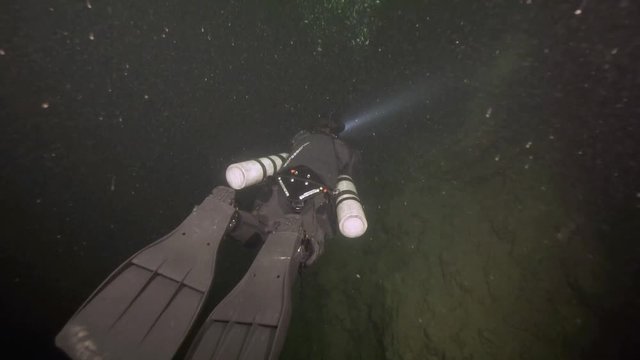 Technischer Taucher von hinten