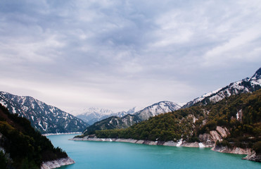 Fototapeta premium Scenic Kurobe dam, lake and mountain on cloudy day, Toyama - Japan