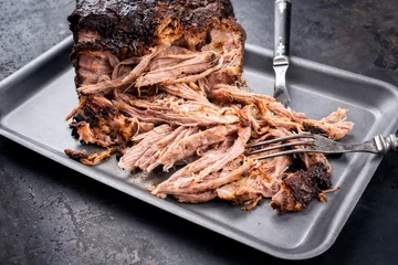 Gardinen Traditionelles Barbecue Pulled Pork Stück Bosten Hintern in Stücke gerissen als Nahaufnahme auf einem Brett © HLPhoto