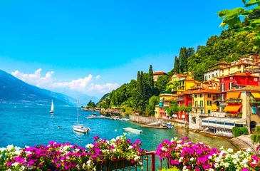 Zelfklevend Fotobehang Varenna stad, Como Lake district landschap. Italië, Europa. © stevanzz