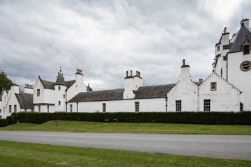 Historisches Schloss in Schottland am Himmel dramatische Wolke