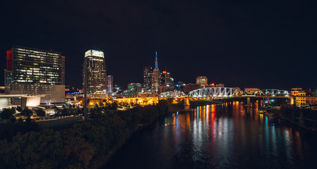 Wunderschöne Skyline von Nashville, Tennessee bei Nacht mit vielen Lichtern