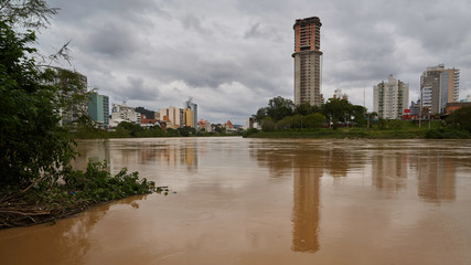 Fototapeta premium Stadtansicht von Blumenau am Itajai-Fluss bei Hochwasser