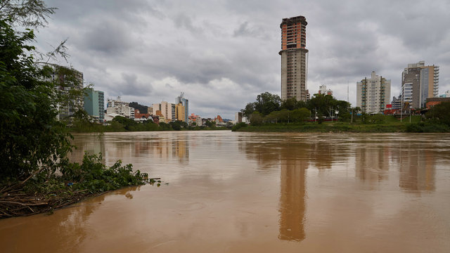 Stadtansicht von Blumenau am Itajai-Fluss bei Hochwasser