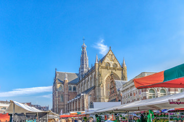 Fototapeta na wymiar Wochenmarkt vor der St. Bavokirche in Haarlem