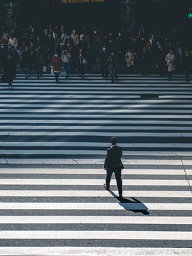 横断歩道を歩く男性