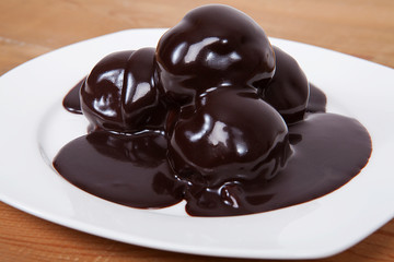 bir tabak profiterol