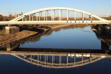 Fototapeta na wymiar Eisenbahnbrücke über die Elbe in Riesa