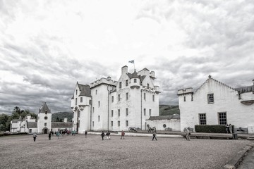 Historisches Schloss in Schottland am Himmel dramatische Wolken in schwarz-weiss