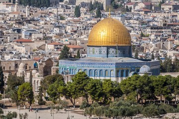 Obraz premium JERUSALEM, ISRAEL. October 30, 2018. A close view of the Dome of the Rock, an Islamic shrine located on the Temple Mount in the Old City of Jerusalem. Al Aqsa mosque, Muslim holy place.