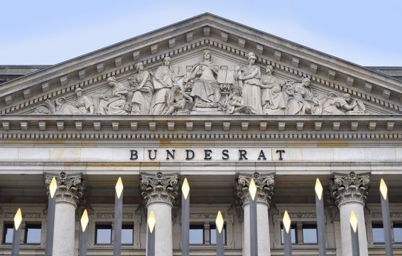 Der deutsche Bundesrat in Berlin, Teilansicht des historischen Gebäudes, Blick über den Zaun