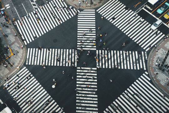 横断歩道を渡る人々