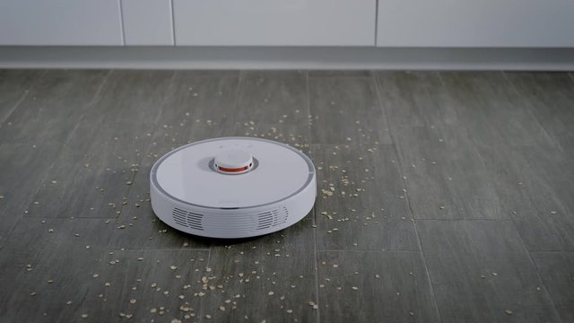 Crop hand switching on robotic vacuum cleaner