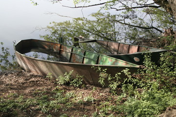 vecchie bagnarole sulla riva