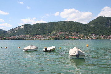 barche in riva al lago con panorama