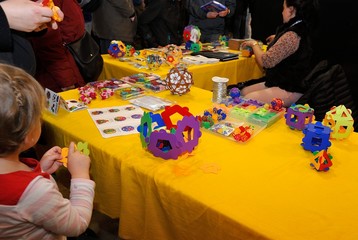 jeux d'enfants en intérieur, montage et pliage papier