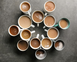 Obraz na płótnie Canvas Many cups with tasty aromatic coffee on grey table, flat lay