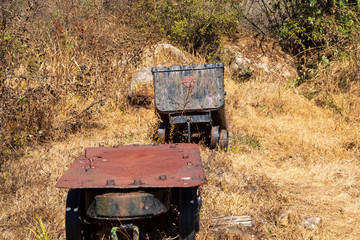 carrello di miniera abbandonato ed arrugginito