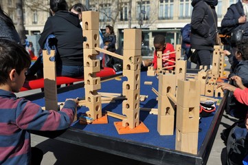 jeux d'enfants en extérieur avec des jouets d'assemblage en bois pour l'éveil des sens