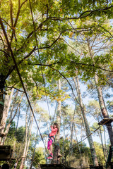 jolie fillette en accrobranches