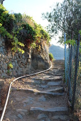 Sentiero rurale in collina con scalinata in pietra
