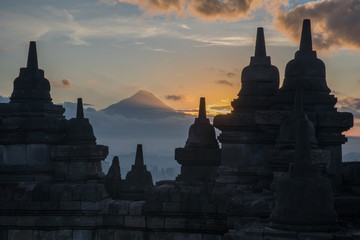 Fototapeta premium Pierwsze światło poranka na górze Merapi widziane ze świątyni Borobudur we wschodniej Jawie w Indonezji