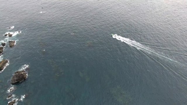 潮岬灯台の下の港に入る船