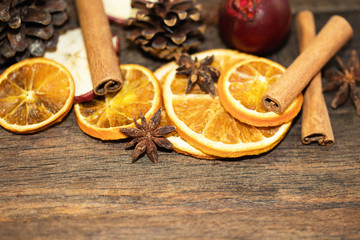 Halbeseitig Weihnachtsdeko mit Zimtstangen und Orangen